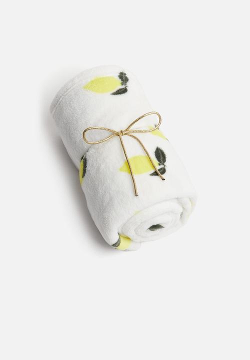 H&M - Patterned fleece blanket - light beige lemons