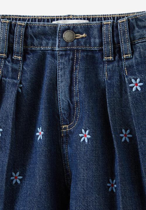 Cotton On - Sarai pleat front denim short - portsea dark blue/daisy embroidery