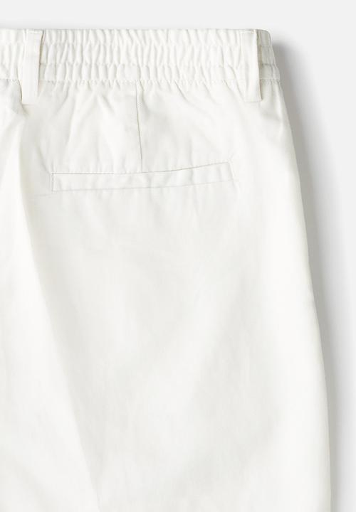 H&M - Regular fit crease-leg shorts - white