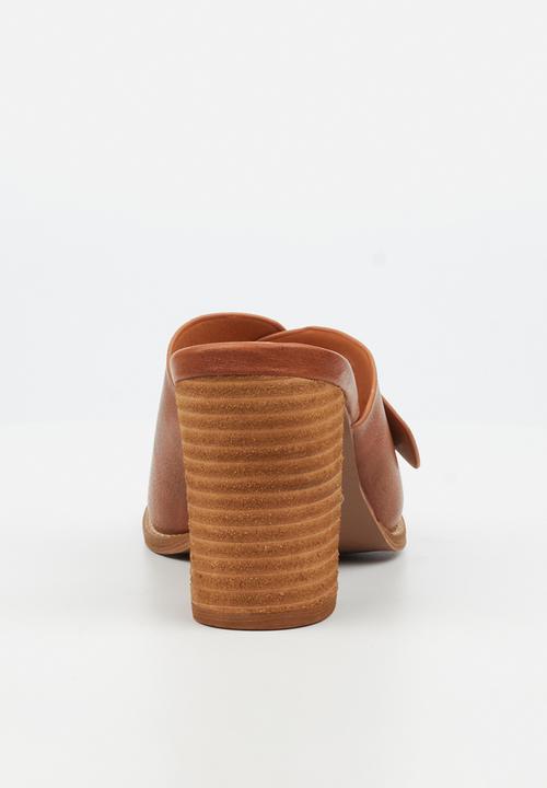 Miss Black - Almond 2 mule block heel - tan