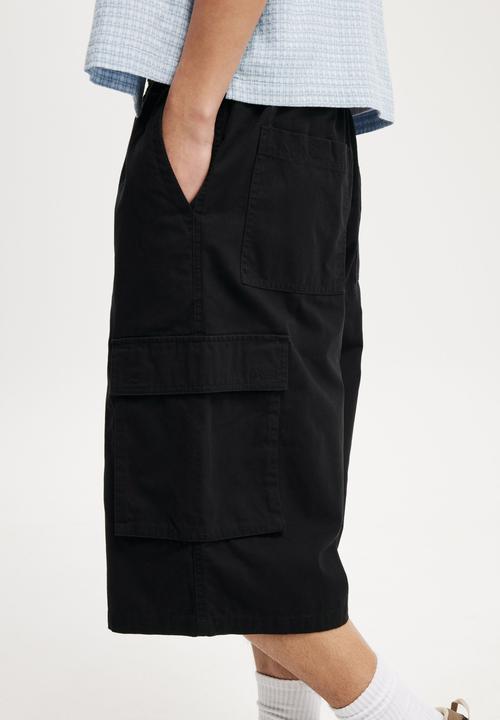 Cotton On - Super Baggy Cargo Short - Washed Black