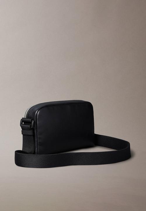 Calvin Klein - Mono Logo Camera Bag 22 - Na Black