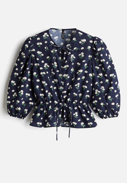 H&M - Puff-sleeved cotton blouse - navy blue daisies 