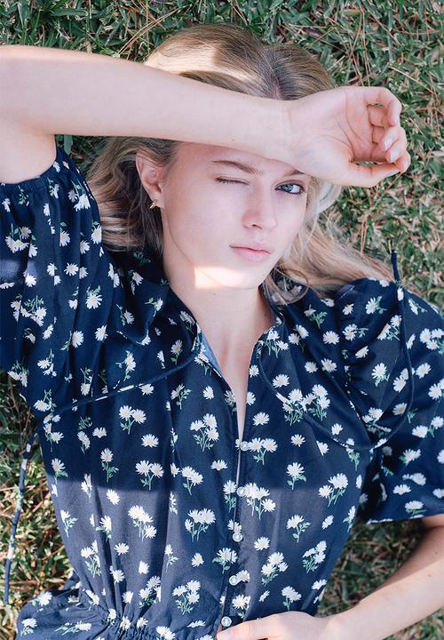 H&M - Puff-sleeved cotton blouse - navy blue daisies 
