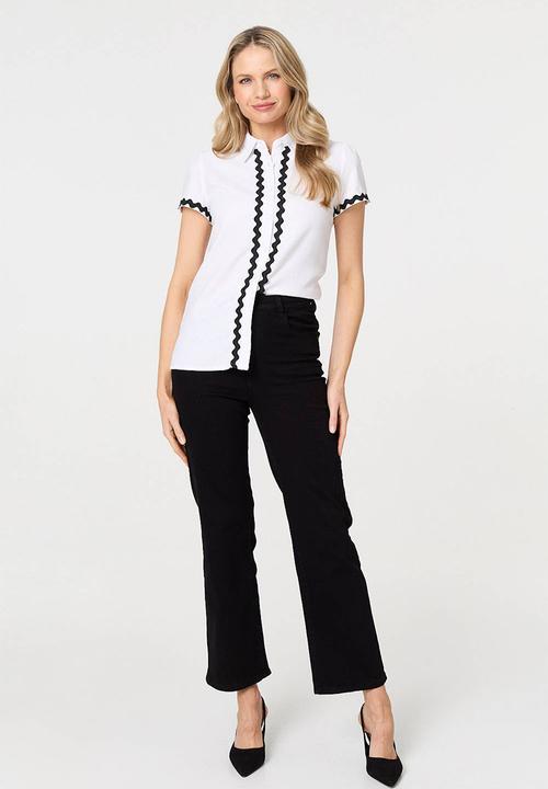 Izabel London - Short sleeve cap sleeve Blouse with zig zag scallop detail - White