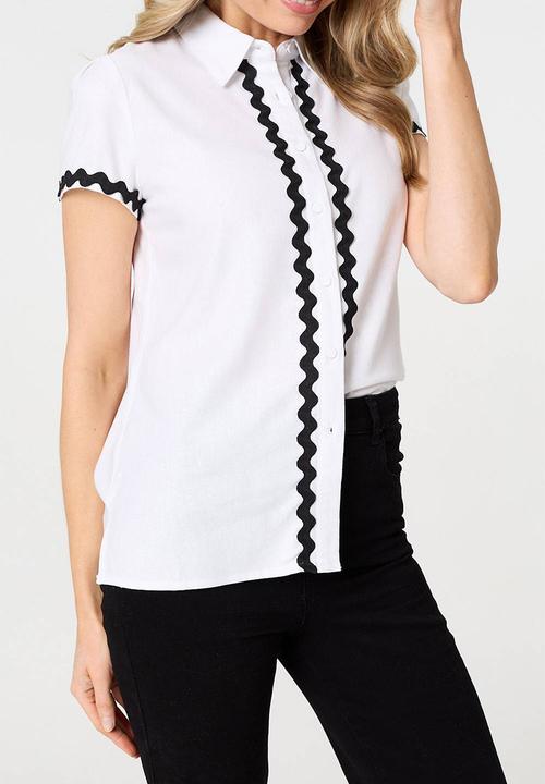 Izabel London - Short sleeve cap sleeve Blouse with zig zag scallop detail - White
