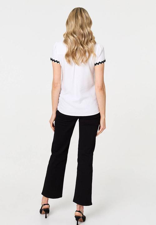 Izabel London - Short sleeve cap sleeve Blouse with zig zag scallop detail - White