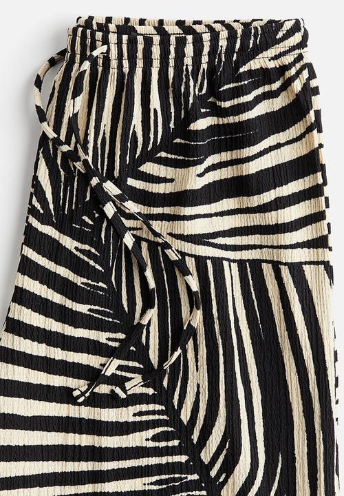 H&M - Wide pull-on trousers - black/patterned