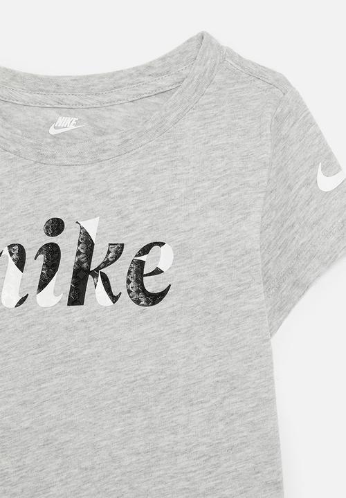 Nike - Nkg essentials tcoe tee - light smoke gray heather