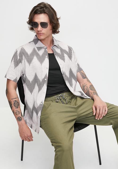 GUESS - Short sleeve Herschel Slub Shirt - Geo Stripe