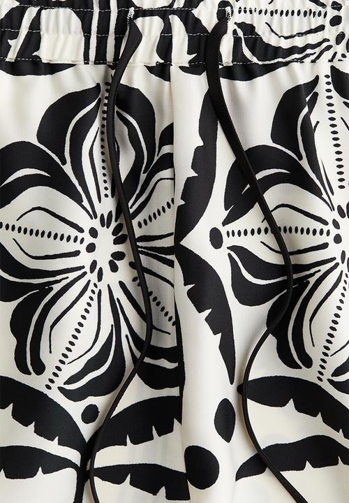 H&M - Drawstring twill shorts - white & black patterned