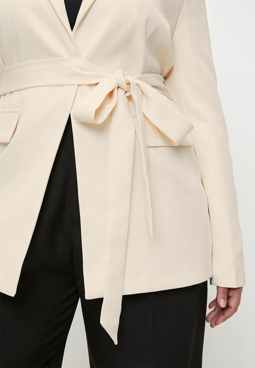 boohoo - Plus Obi tie waist tailored blazer - cream