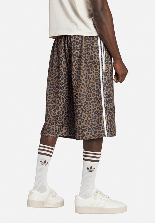 adidas Originals - Leo Oversized Shorts - Brown 