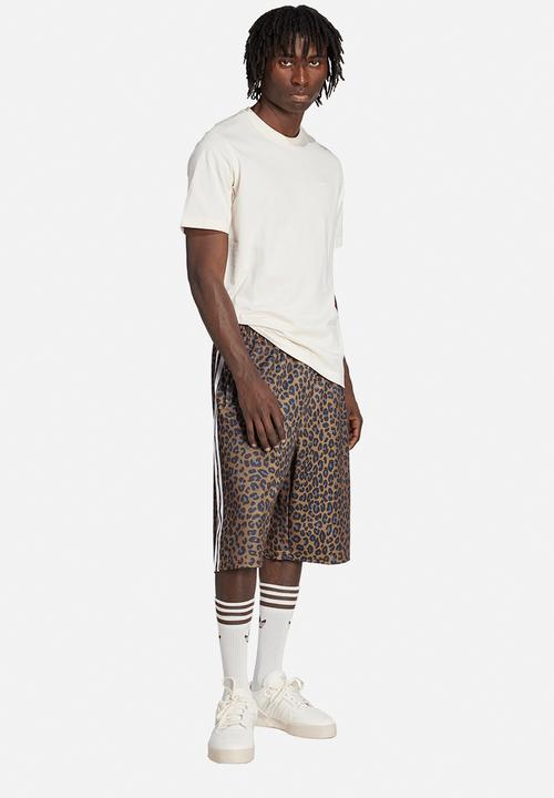 adidas Originals - Leo Oversized Shorts - Brown 