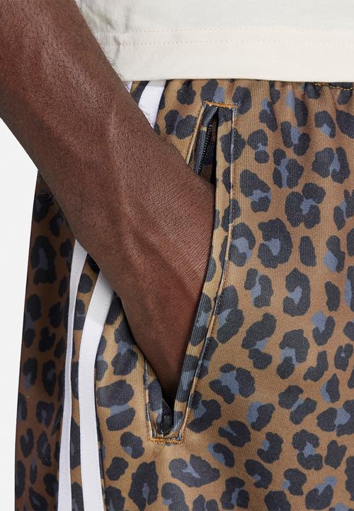 adidas Originals - Leo Oversized Shorts - Brown 