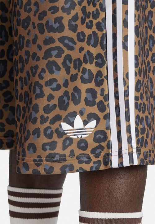 adidas Originals - Leo Oversized Shorts - Brown 