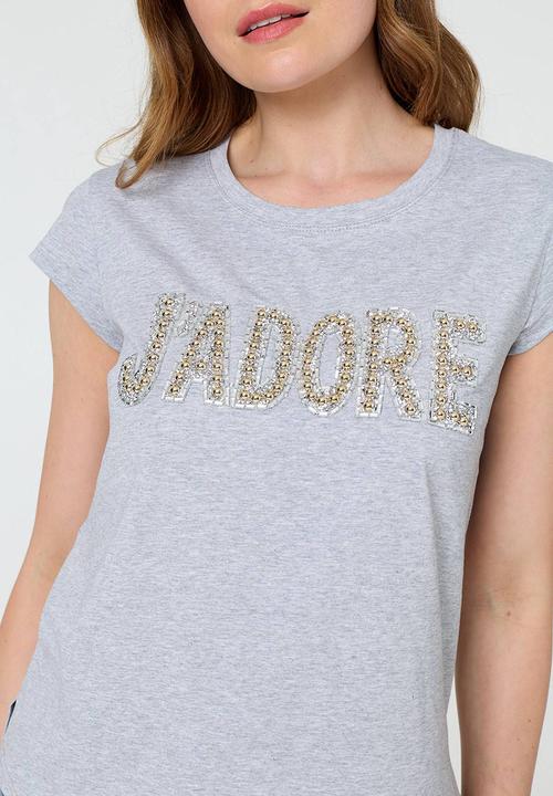 Stella Morgan - Cap Sleeve Scooped Hem Jadore Logo Tee - Grey