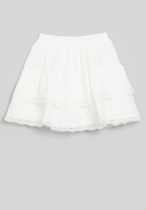 Pop Candy - Tiered shorts with lace detail-white