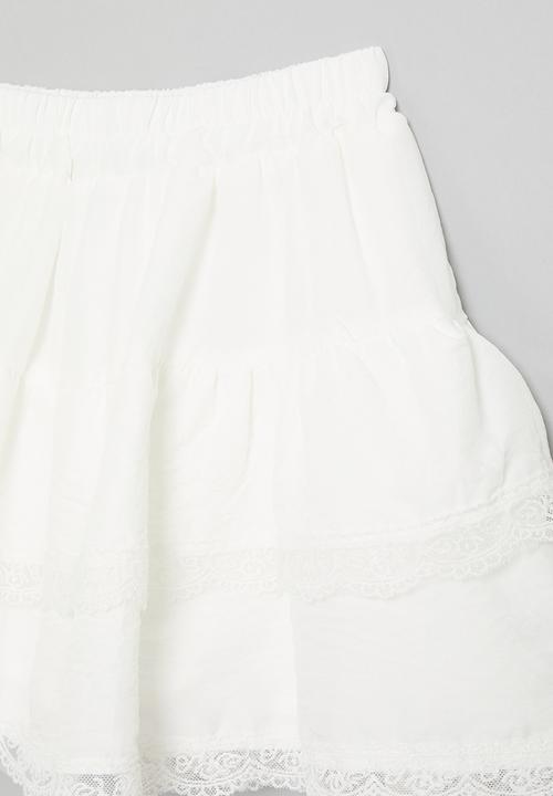 Pop Candy - Tiered shorts with lace detail-white