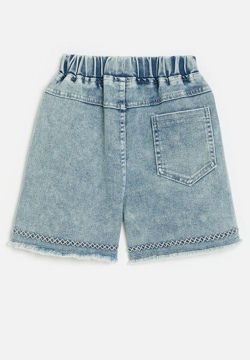 Pop Candy - Decorative stitched hem denim shorts with daisies - blue