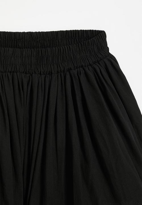 Pop Candy - Flared shorts - black