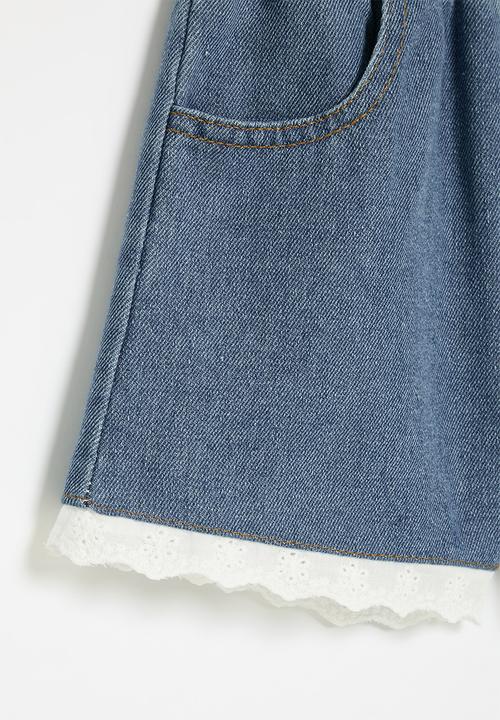 Pop Candy - Denim shorts with broderie hem - blue/white