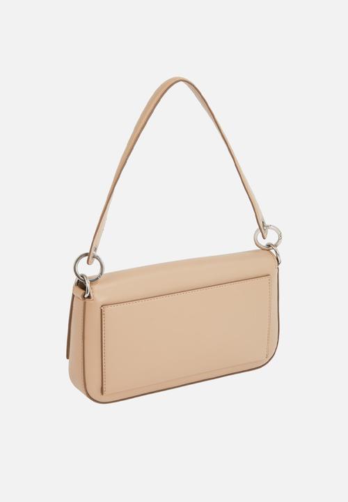 Calvin Klein - Sculpted flap shoulder pouch25 - crockery
