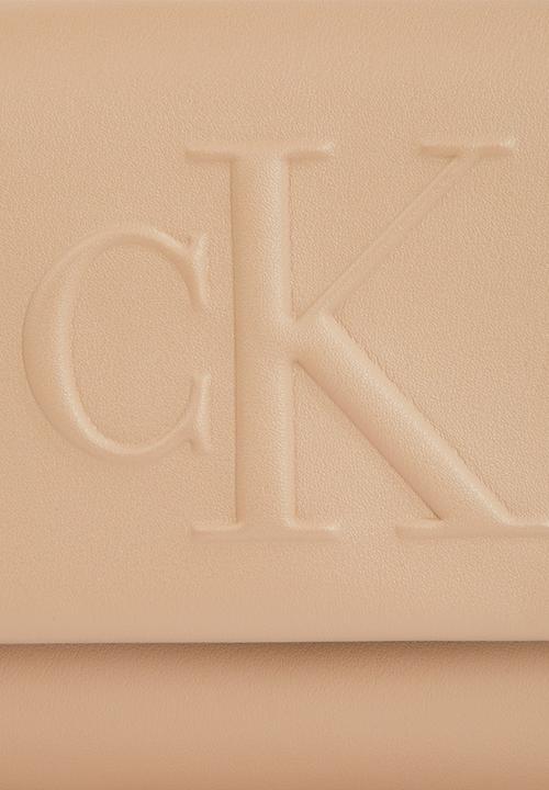 Calvin Klein - Sculpted flap shoulder pouch25 - crockery