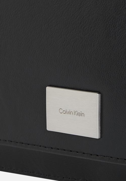Calvin Klein - Hardware flap crossbody - black