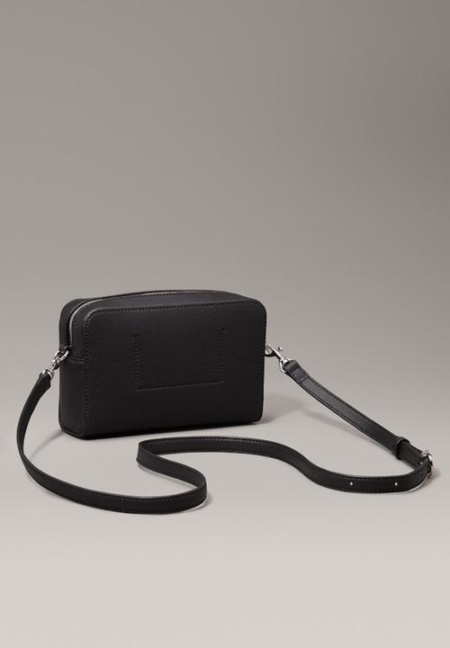 Calvin Klein - Minimal monogram camera bag 20 - na black