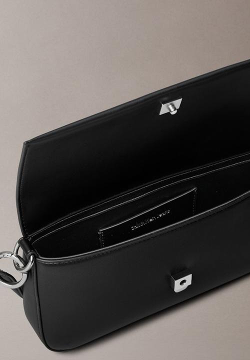 Calvin Klein - Sculpted flap shoulder pouch - black