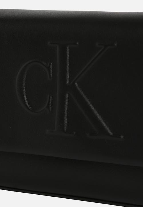 Calvin Klein - Sculpted flap shoulder pouch - black