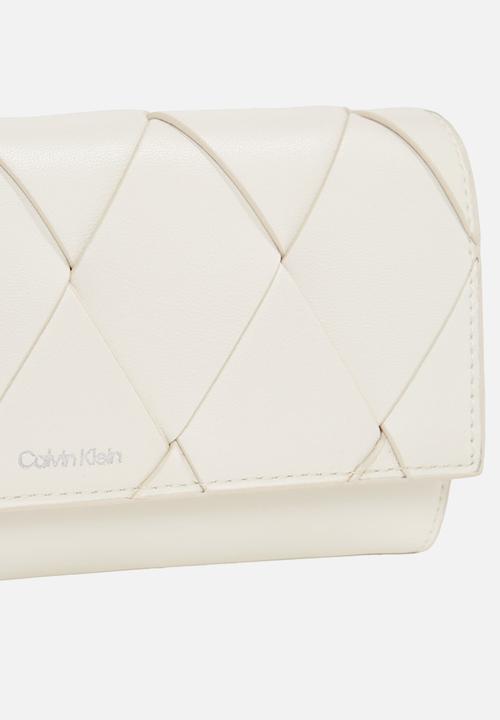 Calvin Klein - Ck woven convertible wallet bag- chalk