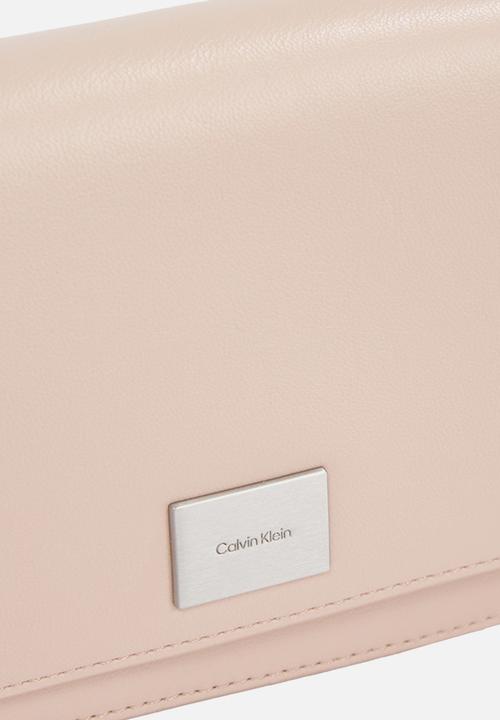 Calvin Klein - Hardware flap crossbody- rose dust