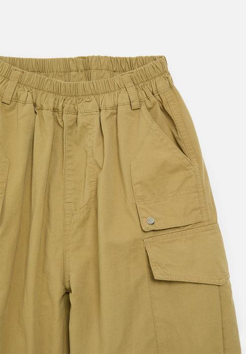 Pop Candy - Multi pocketed cargo shorts - husk brown