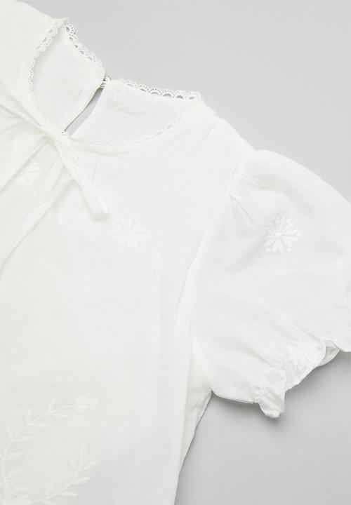 Pop Candy - Embroidered lace trim top with flared jeans - white/dark navy