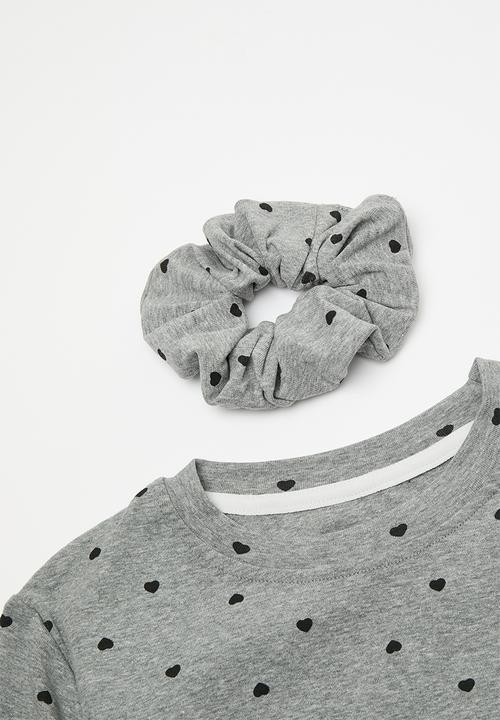 Pop Candy - Tee with side ruching & scrunchie - grey/black hearts