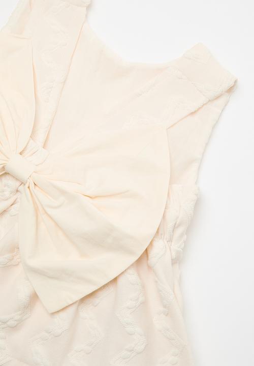 Pop Candy - Textured peplum top with bow feature & scallop hem pants - off white