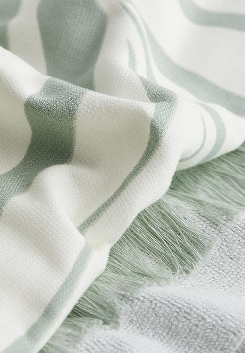 H&M - Fringed beach towel - light dusty green/patterned