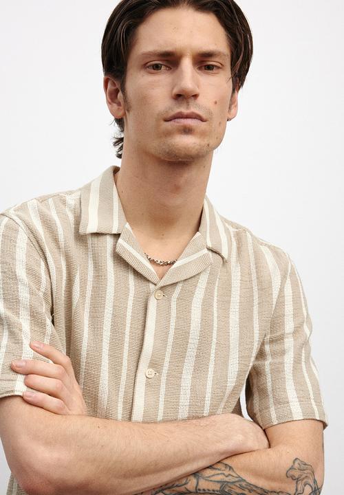 H&M - Regular fit textured resort shirt - beige/striped