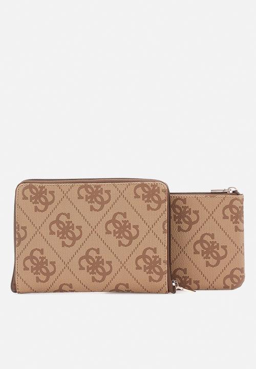 GUESS - BERTA JEWELRY ORG & PSSPRT PCH -  LATTE LOGO/BROWN