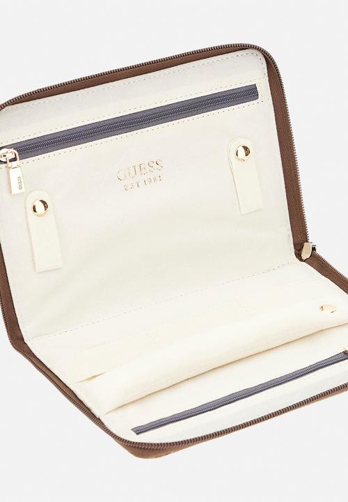 GUESS - BERTA JEWELRY ORG & PSSPRT PCH -  LATTE LOGO/BROWN