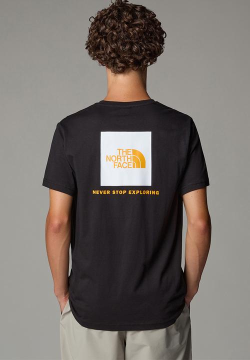 The North Face - S/S Box Nse Tee Reg  Lar Fit - TNF BLACK/SUMMIT GOLD-TNF WHITE 