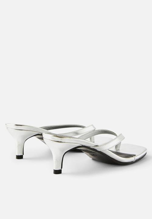 Cotton On - Eve Flip Flop kitten heel - silver textured