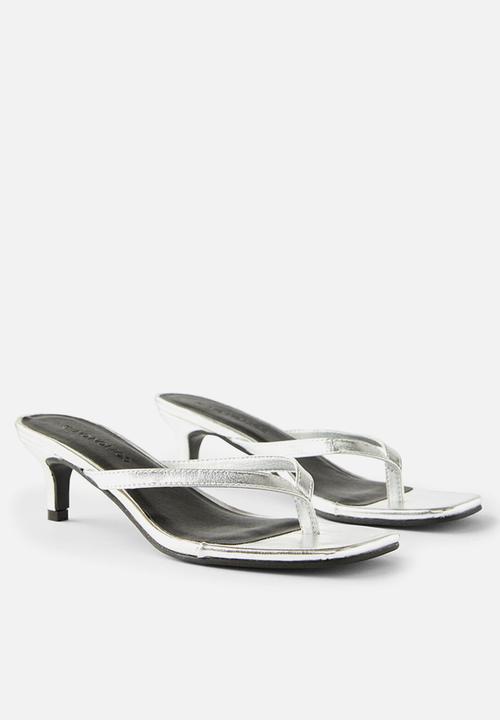 Cotton On - Eve Flip Flop kitten heel - silver textured