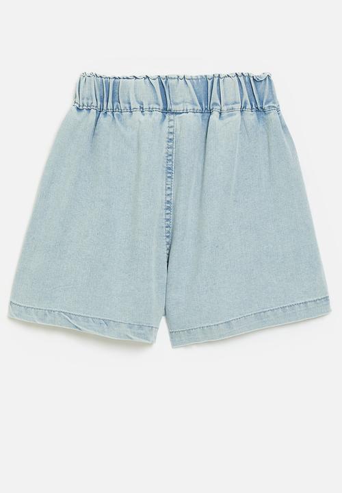 Pop Candy - Flared denim shorts with inverted pleats - blue