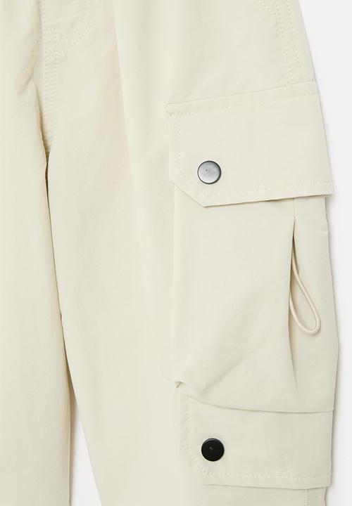 Pop Candy - Cargo pants with inverted pleat pockets - warm ivory