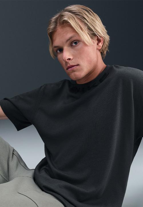 Nike - NSW OC Collar Print Tee   - Anthracite