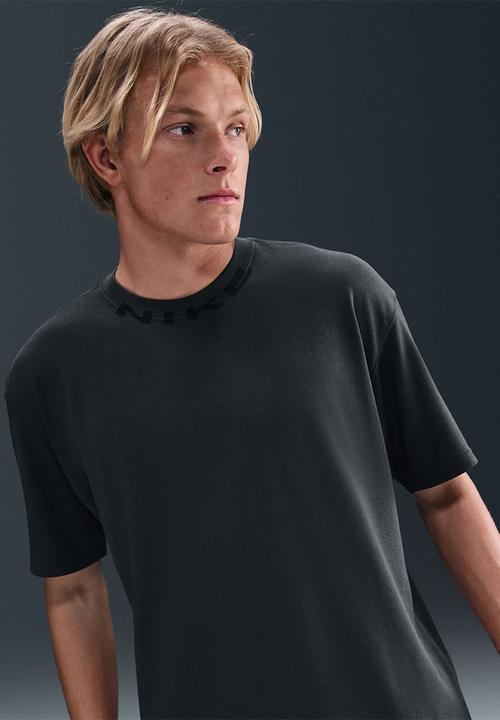 Nike - NSW OC Collar Print Tee   - Anthracite