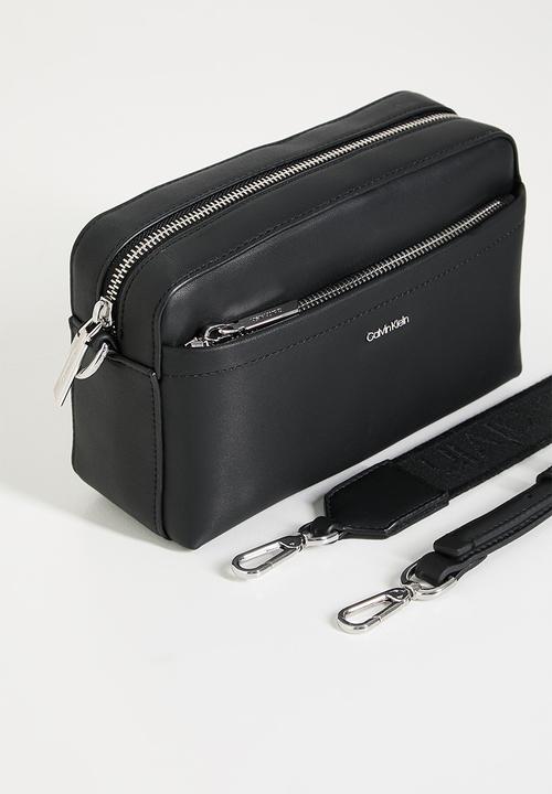 Calvin Klein - CK must convertible camera bag- black